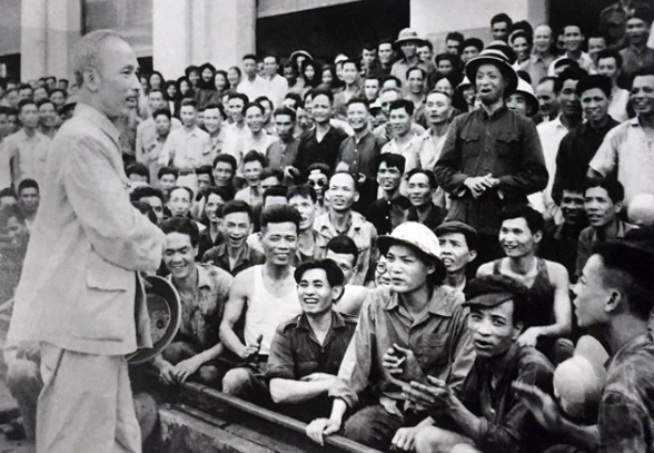 Bác Hồ đến thăm công nhân nhà máy xe lửa Gia Lâm năm 1959 (Ảnh: Bảo tàng lịch sử Quốc Gia)